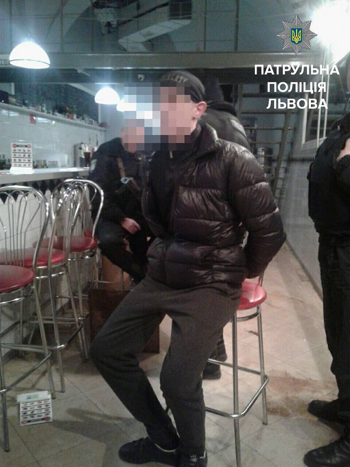 В центрі Львова в кафе чоловік погрожував відвідувачам пістолетом фото