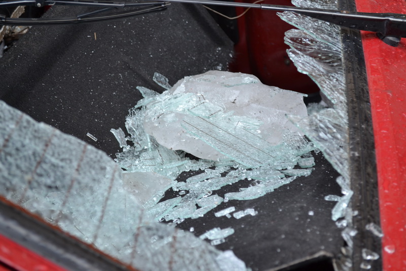 Будь обережним: на Матейка брила льоду розтрощила машину фото 2