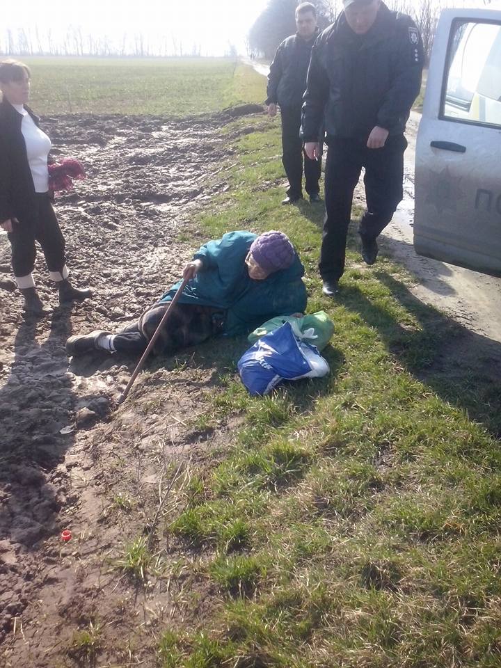 "Вона мені не потрібна": донька покинула бабусю в полі, щоб забрати житло у Львові фото