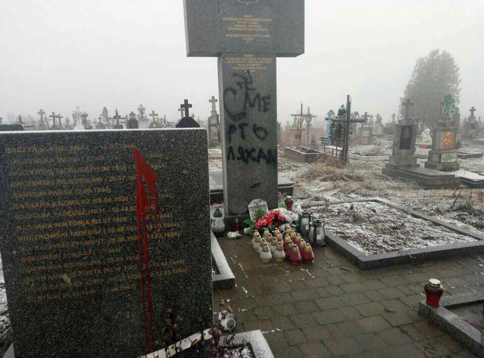 Провокації тривають: на Львівщині знову осквернили могили поляків фото