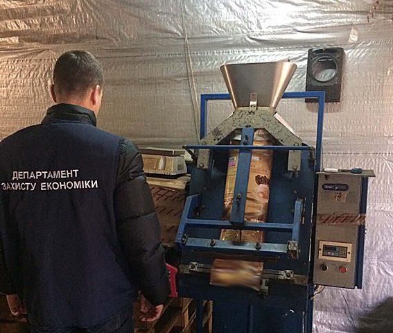 Спіймали на гарячому: у Львові викрили потужне виробництво фальсифікованої кави фото 1