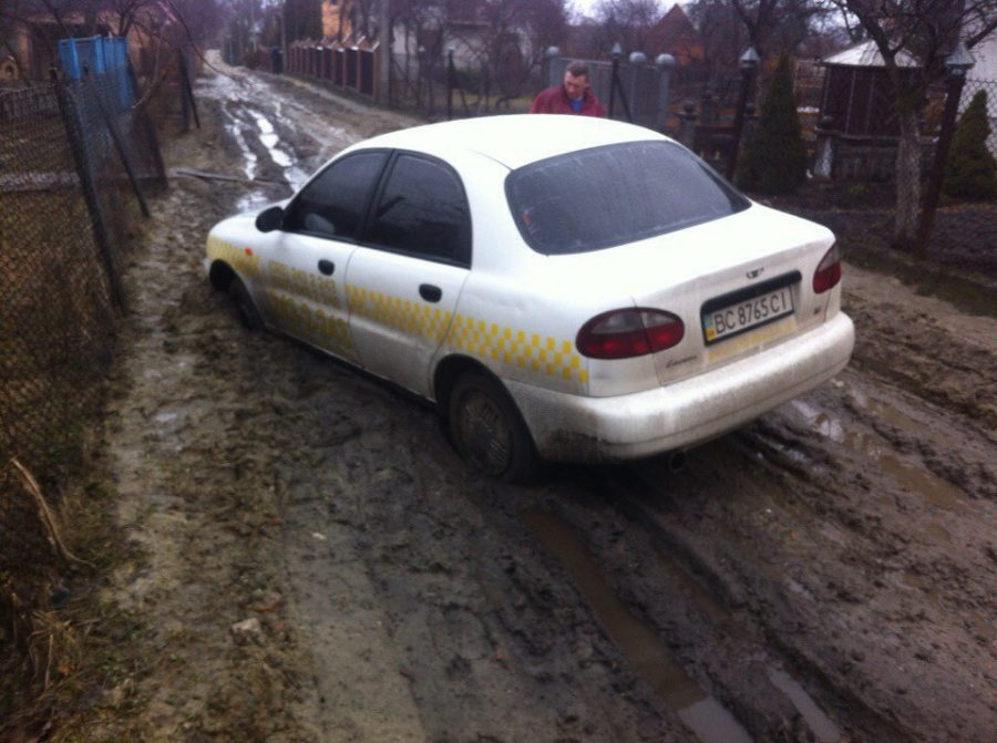 І таке буває: поблизу Львова дорога "засмоктала" автомобіль фото 1