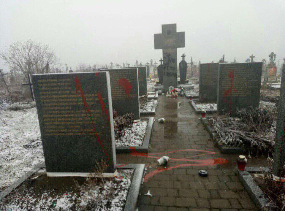 Провокації тривають: на Львівщині знову осквернили могили поляків фото 2