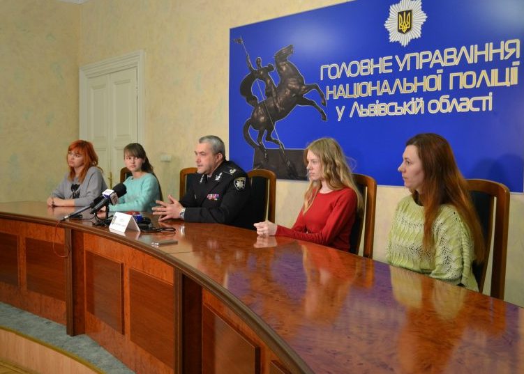 Грамоти та айпади: дві школярки на Львівщині отримали нагороди за врятування юнака від суїциду фото