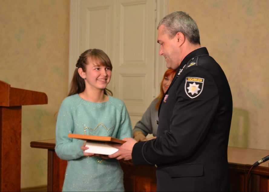 Грамоти та айпади: дві школярки на Львівщині отримали нагороди за врятування юнака від суїциду фото 1