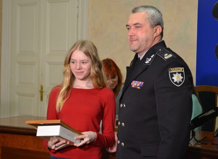 Грамоти та айпади: дві школярки на Львівщині отримали нагороди за врятування юнака від суїциду фото 2