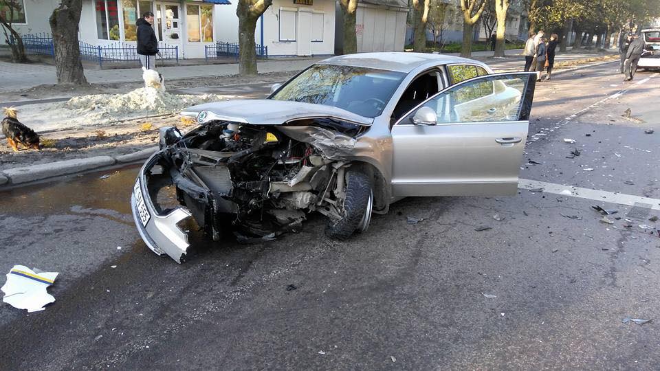 Є потерпілі: у Львові трапилась аварія за участі автівки патрульних фото 2