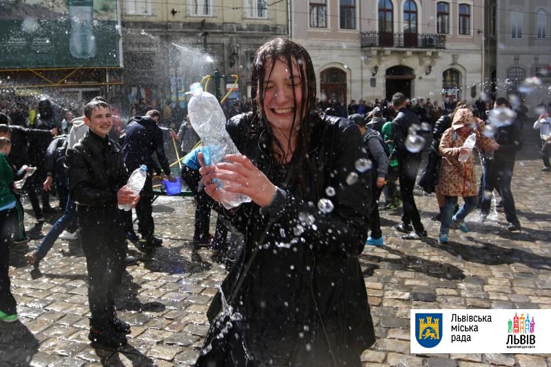 Як це було: "поливаний понеділок" у Львові фото 9