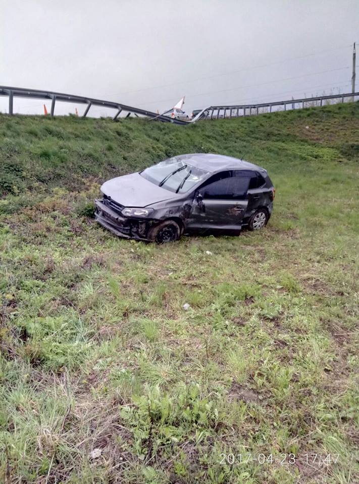 ДТП у  Винниках: автомобіль протаранив металеве огородження і злетів з траси фото