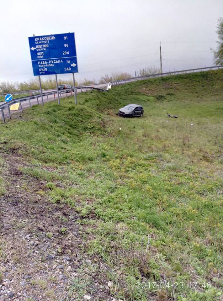 ДТП у  Винниках: автомобіль протаранив металеве огородження і злетів з траси фото 1