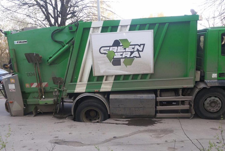Нові пригоди львівського сміття: у Львові сміттєвоз провалився під землю фото