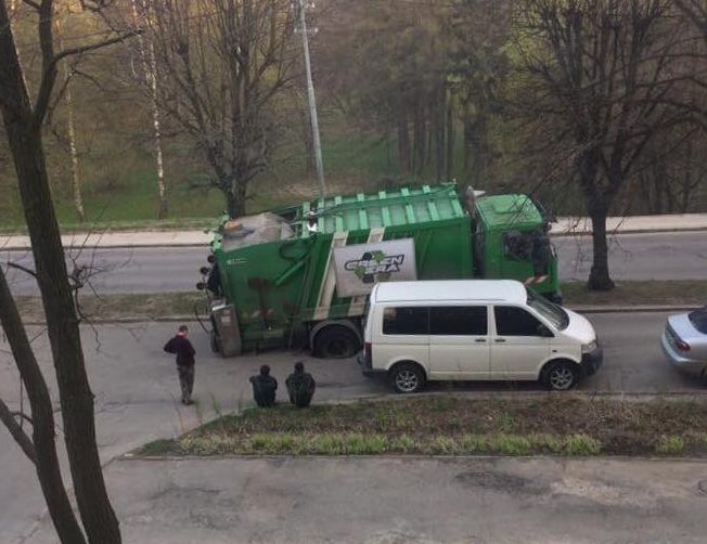 Нові пригоди львівського сміття: у Львові сміттєвоз провалився під землю фото 1