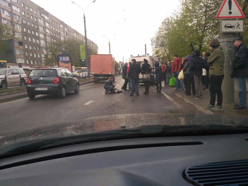 Нещасний випадок: у Львові автомобіль збив школяра, а потім його переїхала "швидка" фото 2
