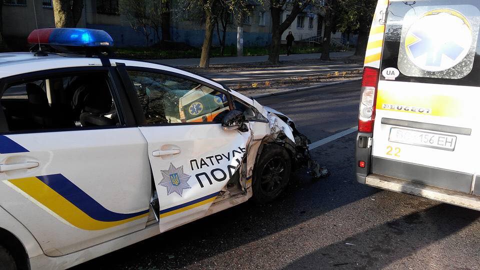 Є потерпілі: у Львові трапилась аварія за участі автівки патрульних фото 1