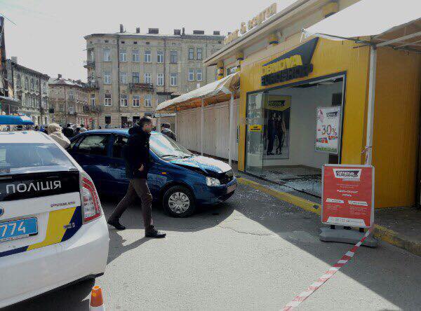 Вщент: на "Краківському ринку" легковик розтрощив вітрину магазину фото 1