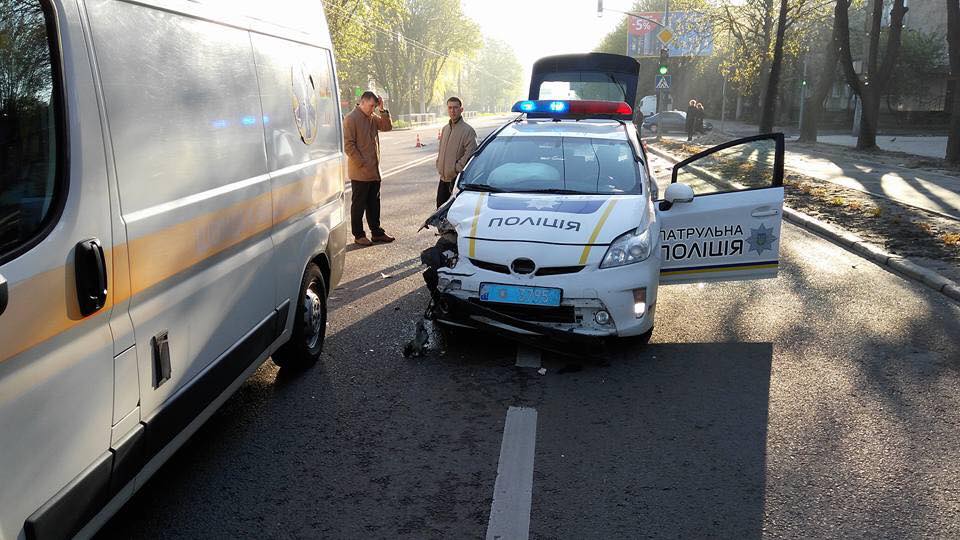 Є потерпілі: у Львові трапилась аварія за участі автівки патрульних фото