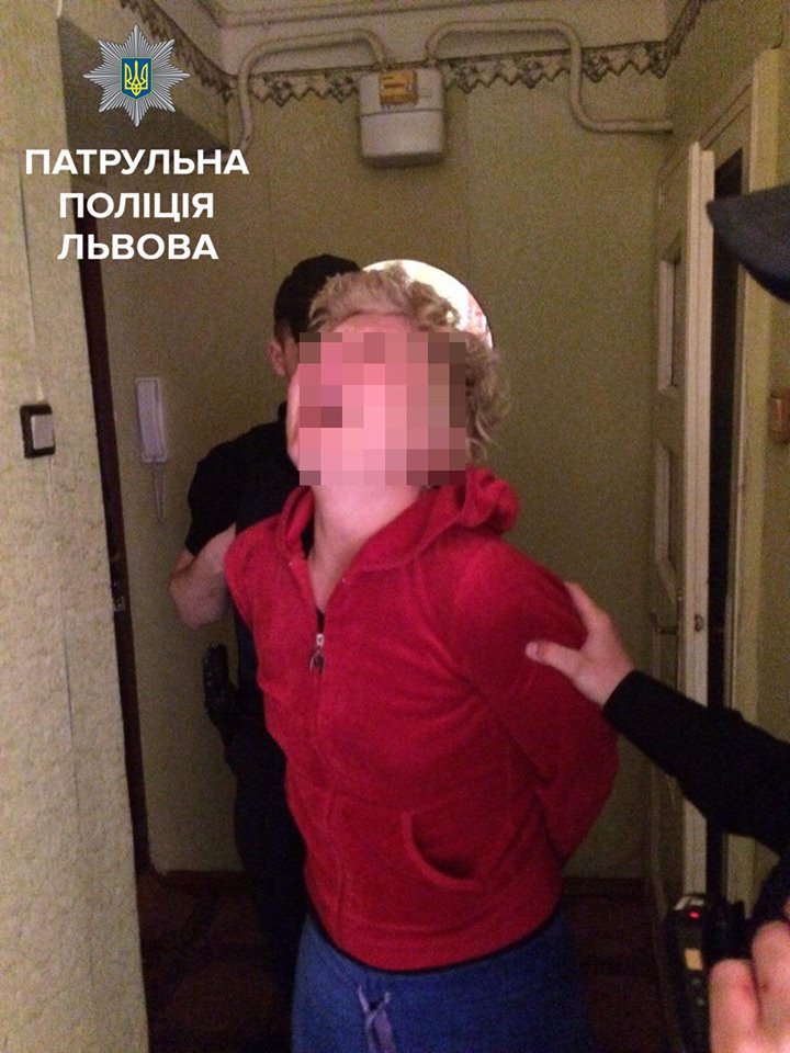 Сліпа лють: у Львові агресивна жінка підрізала свого співмешканця та кидалась на медиків і копів фото
