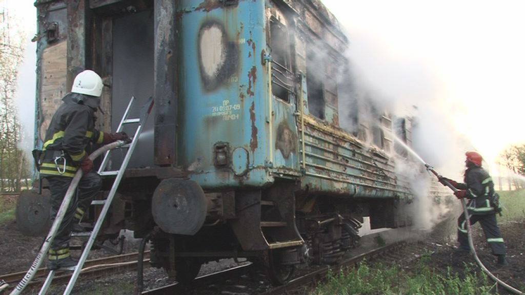 Фотофакт: у Львові вщент згорів вагон пасажирського потяга фото