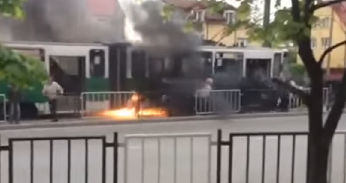 Відеофакт: у Львові загорівся трамвай з людьми фото