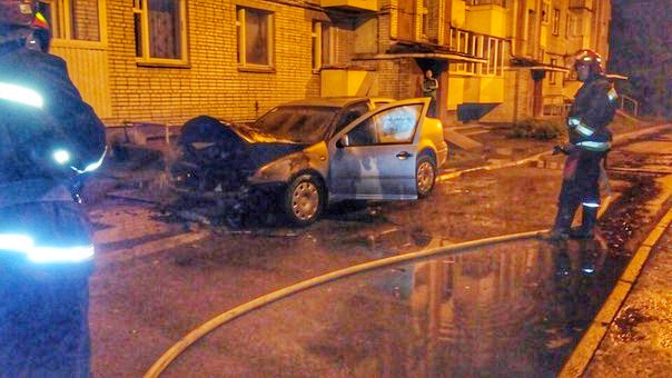 Антирекорд: за ніч у Львові згоріло п’ять автомобілів фото