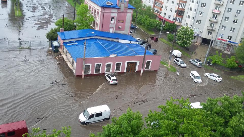 Львів затопило: комунальники працюють в посиленому режимі фото