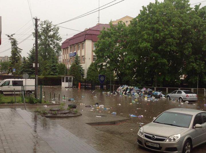 Львів затопило: комунальники працюють в посиленому режимі фото 3