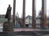 Колони біля пам`ятника Степанові Бандері оздоблено чотирма картушами