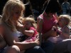 У центрі Львові жінки масово годували дітей грудьми
