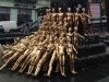 До ленінського постаменту принесли сотню золотих дітей (фото)