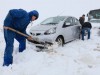 Зі снігових заметів на півдні України визволили майже сім тисяч автівок