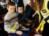 Львівських школярів «чіпують» світловідбиваючими браслетами