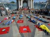 Родичі загиблих у катастрофі Іл-76 розстелили червоні ковдри у центрі Києва