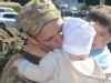 Солдат Дмитро Бойко вперше за 6 місяців обійняв своїх двох дітлахів
