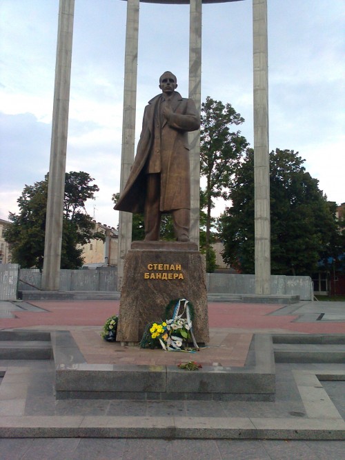 Stepan_Bandera_Lviv_pam (1)