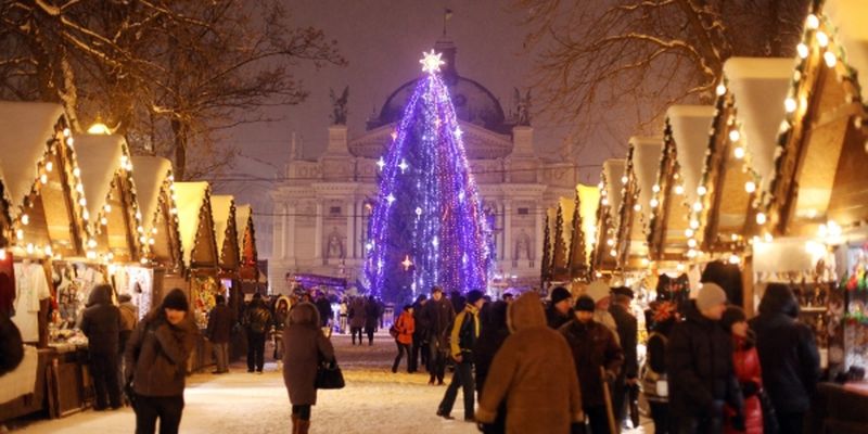 The authorities of Lviv install New Year Tree on the square in front of the Opera Theatre