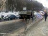 На Личаківській КамАЗ зніс дорожній знак і паркан біля тротуару