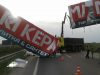 Горе-водій на вантажівці зніс рекламний банер і повністю заблокував об’їзну дорогу Львова