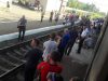 Невдоволені пасажири у Львові перекрили колію через те, що їм забракло місця в електричці