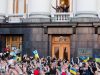 Сотні українців прийшли під Адміністрацію Президента, щоб подякувати Порошенку