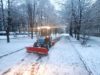 На вулицях Львова почала працювати снігоочисна техніка