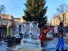 У центрі Львова створюють льодові скульптури