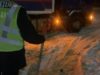 Поліцейські лопатами відкопували зі снігової пастки вантажівку на Львівщині