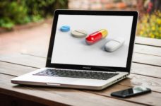 Онлайн-аптеки: як купити ліки з доставкою до дверей?