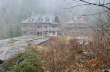 Львівські дослідники показали, як виглядає закинута дача Ющенка в Карпатах