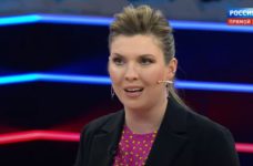 Скабєєва просить окупантів знати, що поляниця то клубника, бо застрелять