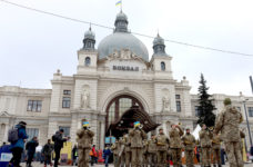 На головному залізничному вокзалі Львова виступив військовий оркестр
