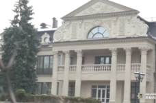 Картини, антикваріат і золоті яйця: що знайшли в будинках Медведчука