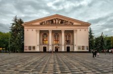 Росіяни зносять маріупольський Драмтеатр