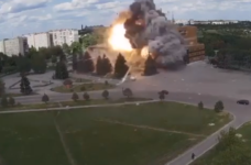 момент знищення росіянами будинку культури в Лозовій