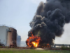 На Луганщині окупанти обстріляли нафтопереробний завод, є загроза вибуху